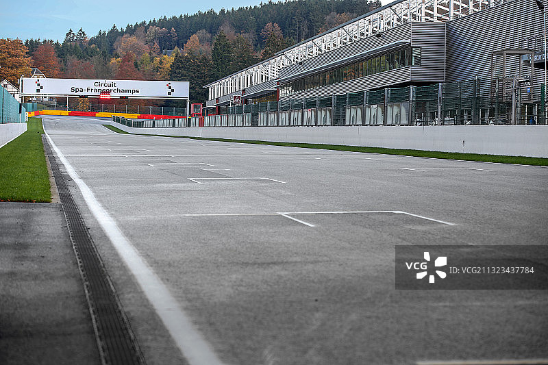 蓝天白云下的SPA赛道图片素材