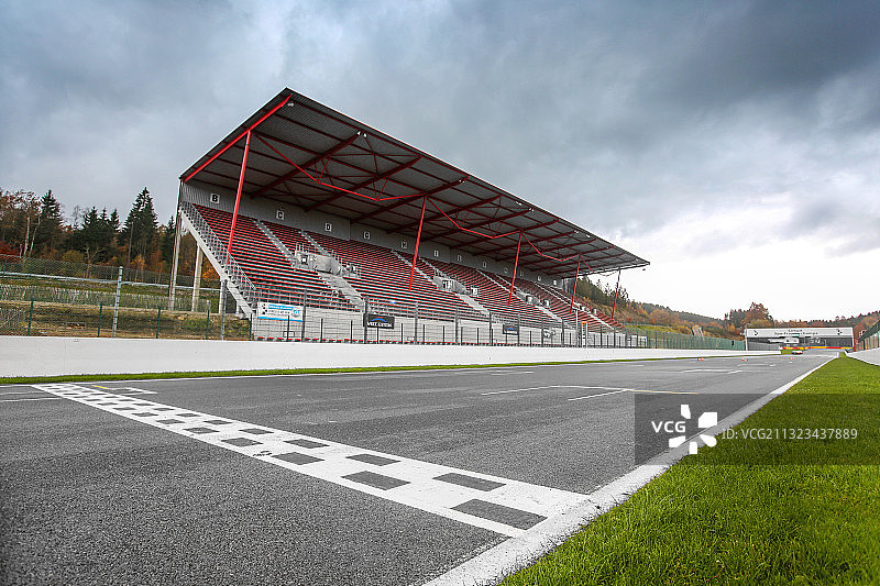 蓝天白云下的SPA赛道图片素材