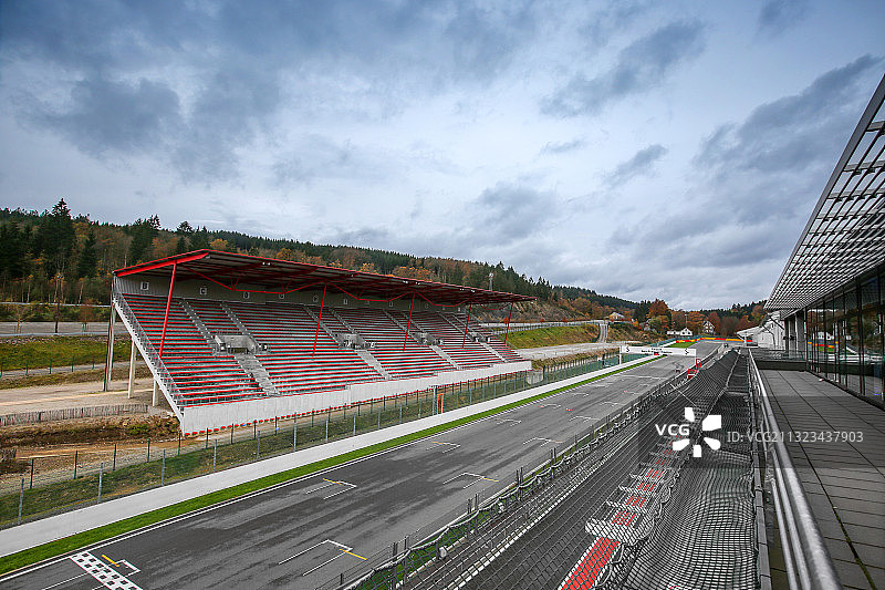 蓝天白云下的SPA赛道图片素材