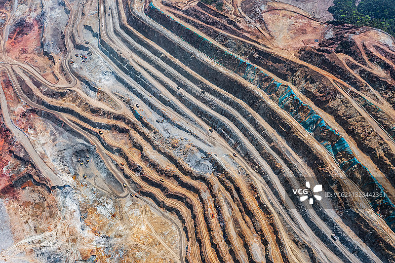 采矿业，露天矿山矿坑，航拍广东韶关大宝山矿开采现场图片素材
