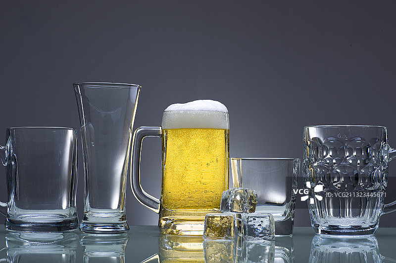 玻璃杯中的啤酒图片素材