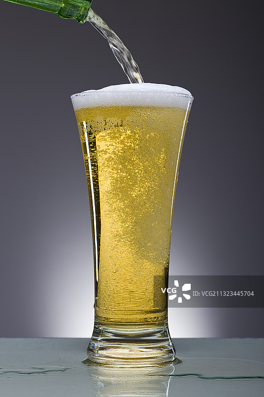 玻璃杯中的啤酒图片素材