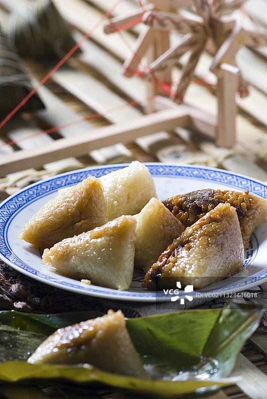 盘子上放着豆沙馅得的熟粽子图片素材