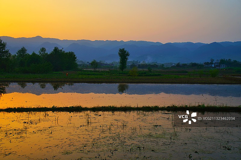 夕阳下的农田图片素材