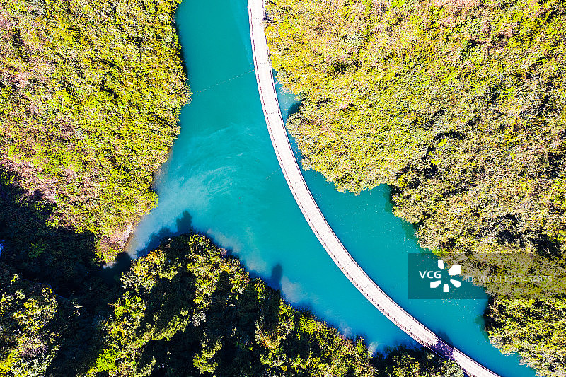 航拍湖北恩施宣恩狮子关水上栈道网红浮桥图片素材