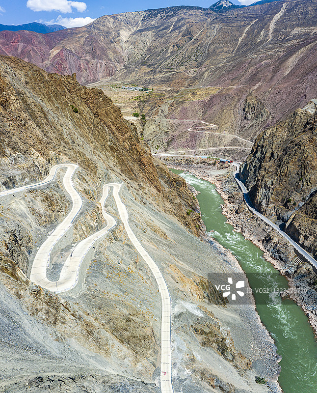 云南德钦县澜沧江河谷的险峻盘山公路图片素材