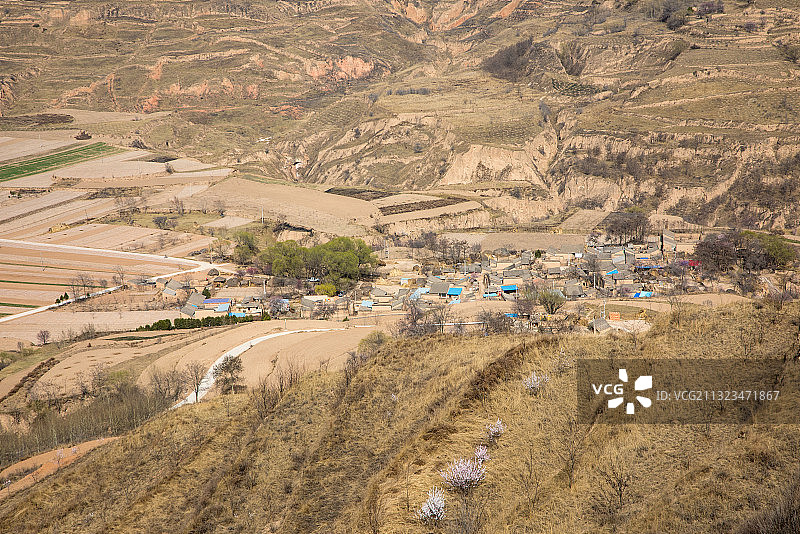 黄土高原上山沟里的村庄图片素材