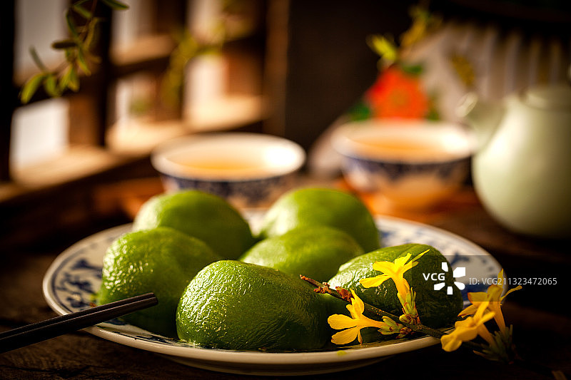 春天清明节美食青团和风筝图片素材