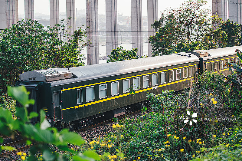 西南重庆市大渡口区揽江公园开往春天的列车火车重庆图片素材