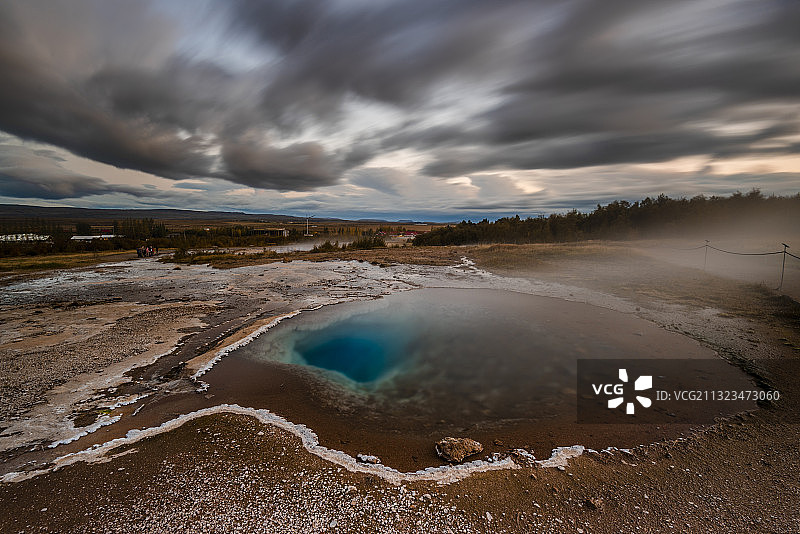 镶嵌在冰岛大地上的一颗蓝宝石图片素材