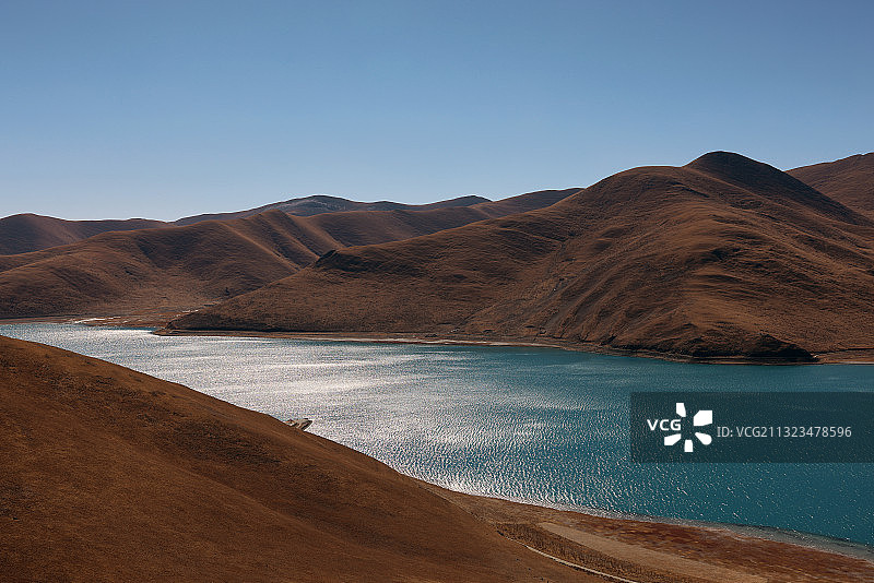 西藏山南市羊湖羊卓雍措山脉湖水风光图片素材