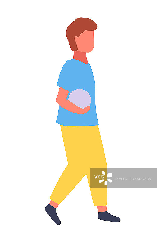 男孩抱着球，儿童在夏天踢足球图片素材