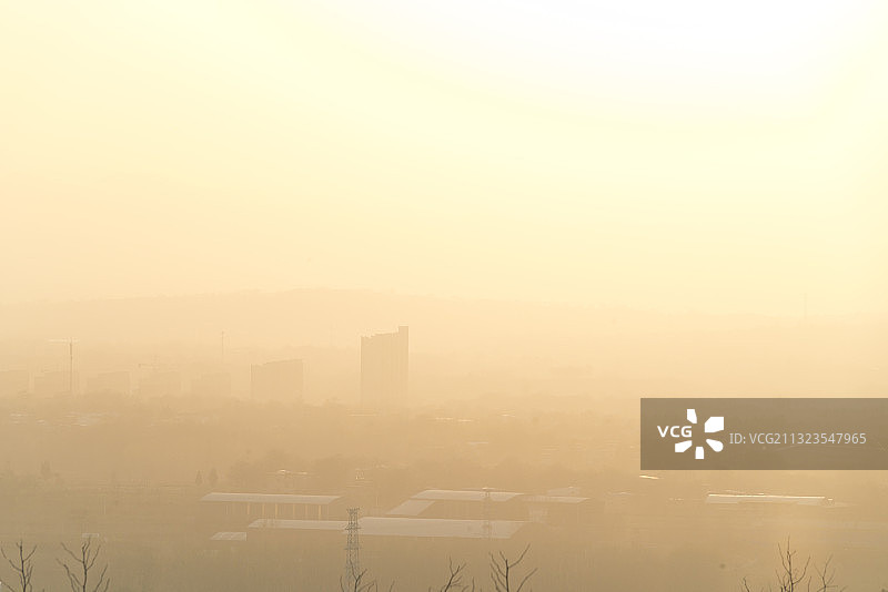重度污染天气的万山（郑州荥阳市贾峪镇）图片素材
