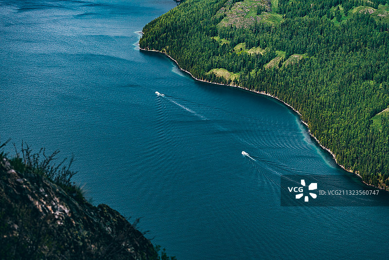 航拍新疆喀纳斯湖图片素材