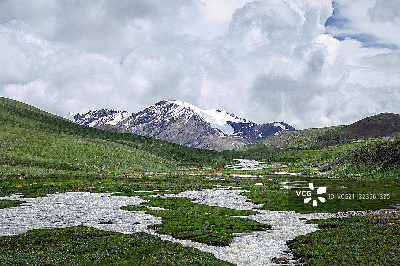 雪山的高山融水滋养着绿地图片素材
