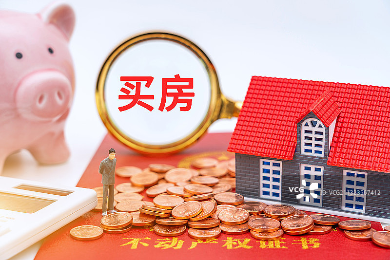 透过放大镜观察房地产热点概念——买房图片素材