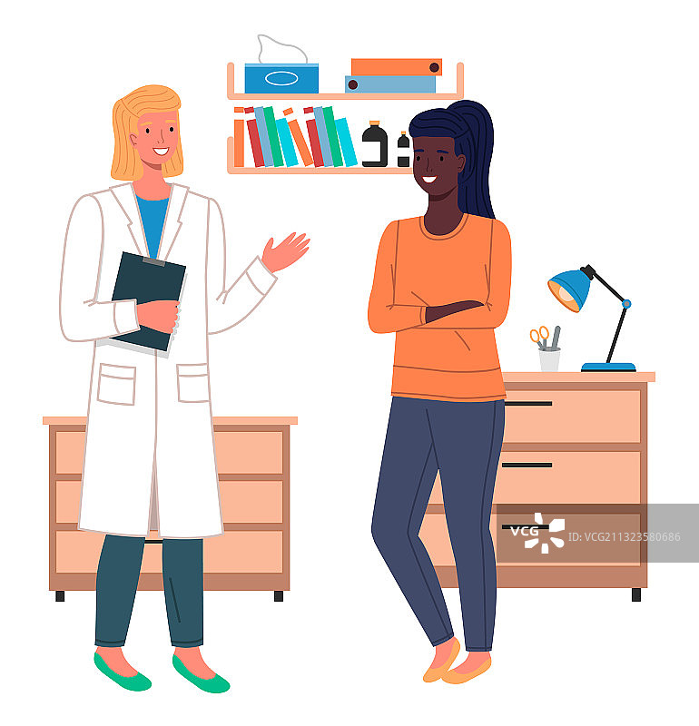 年轻女兽医与微笑的宠物交谈图片素材