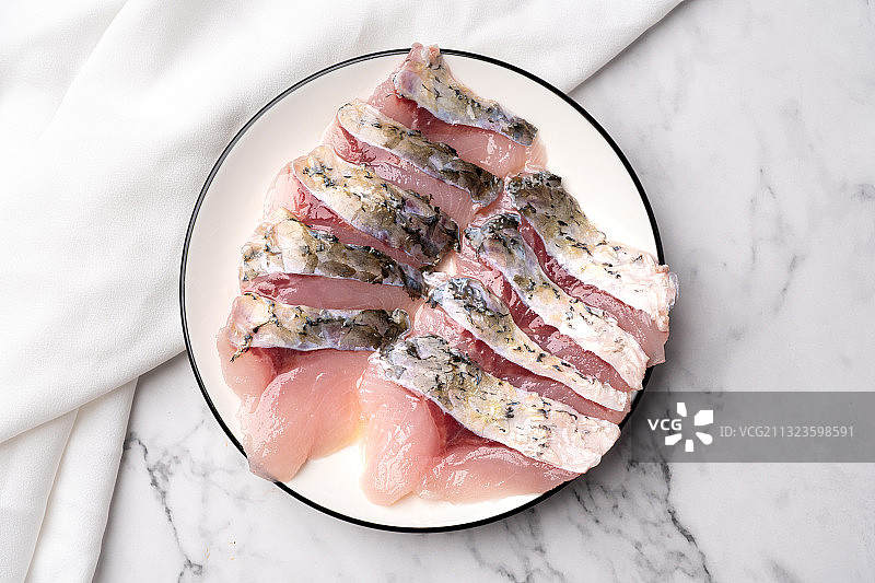 白色浅色背景酸菜鱼食材生鲜食品新鲜皖鱼草鱼鱼片图片素材