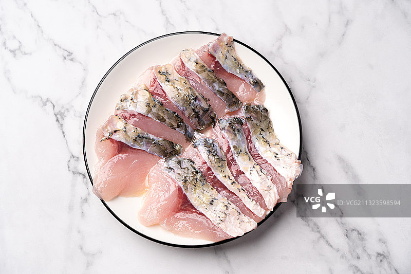 白色浅色背景酸菜鱼食材生鲜食品新鲜皖鱼草鱼鱼片图片素材