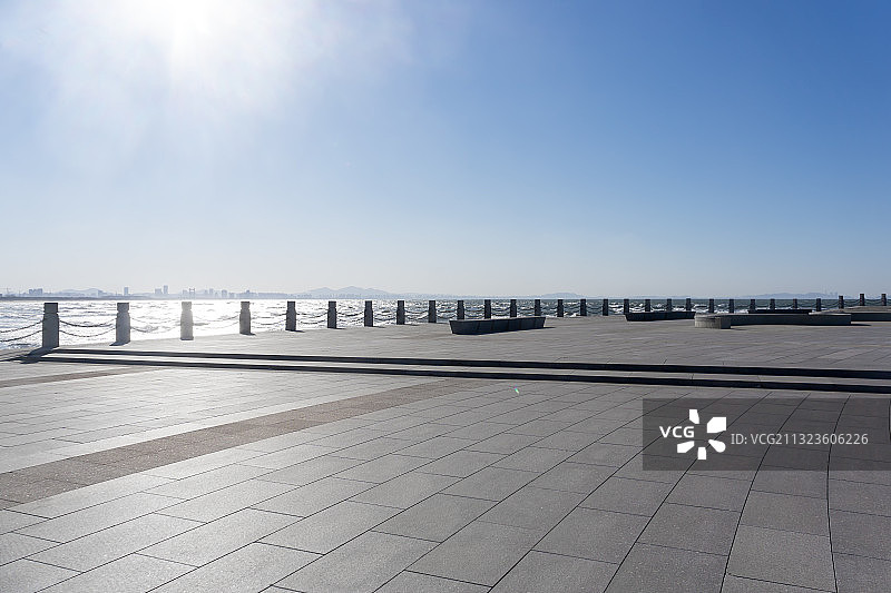 阳光照射下的滨海广场图片素材