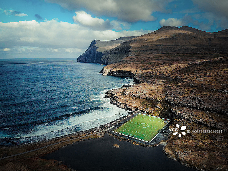 北欧法罗群岛山海之间的最孤独的足球场图片素材