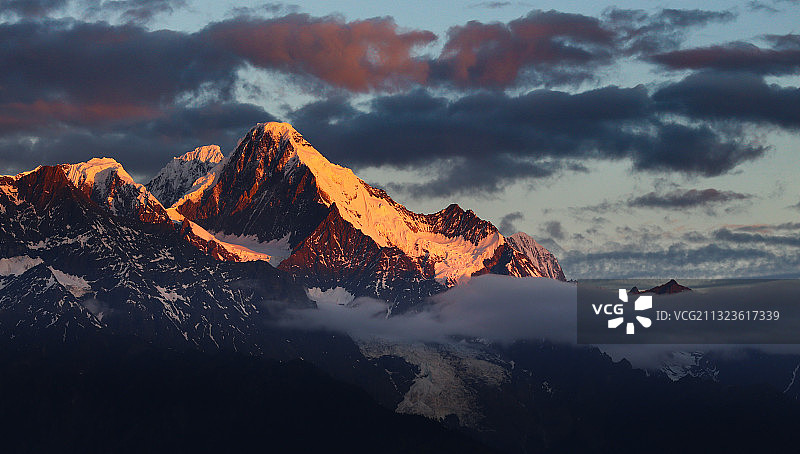 中国云南梅里雪山日出金山旗云德钦雪山之王神山图片素材
