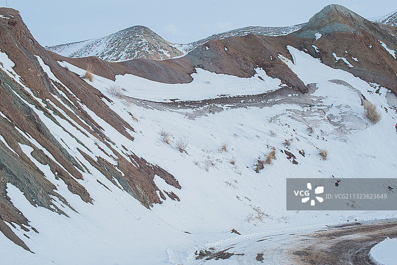 雪后硫磺沟（久负盛名的新疆硫磺沟，非常有特色的雅丹地貌）图片素材