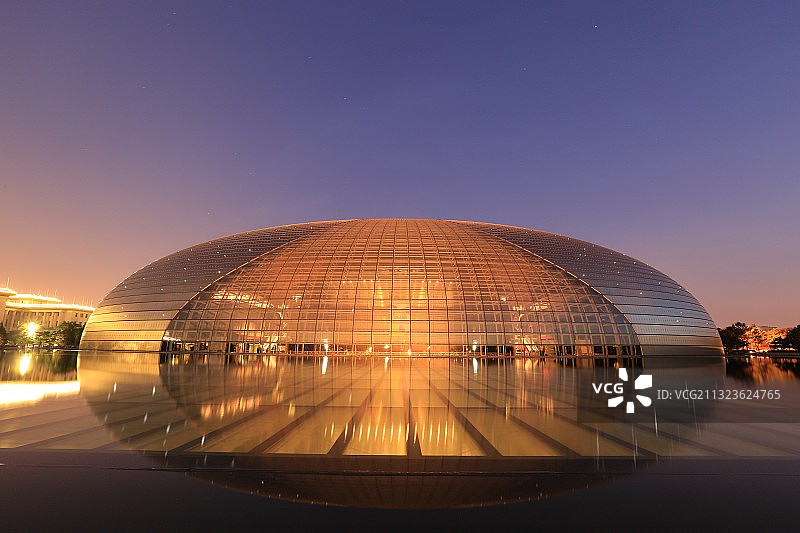 北京市地标国家大剧院夜景图片素材