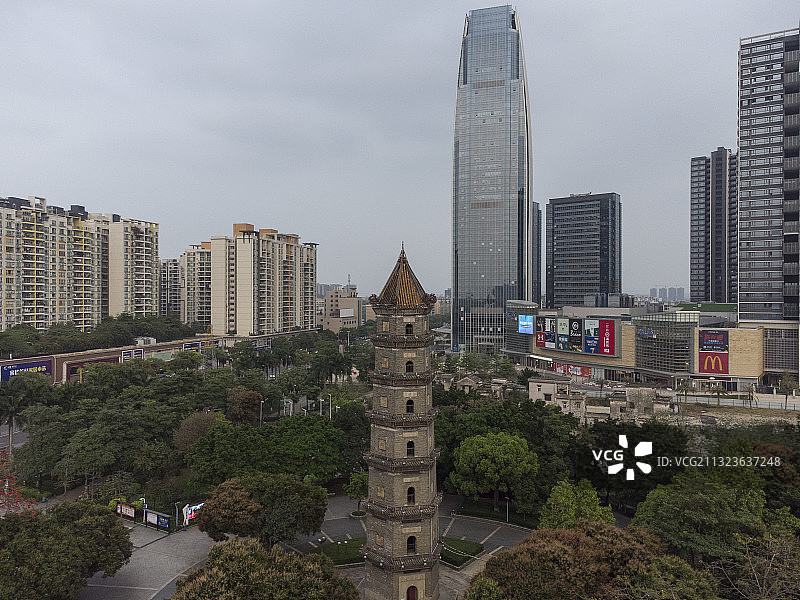 古代文塔与海竣达摩天楼在一个小镇闹市中双双辉映图片素材