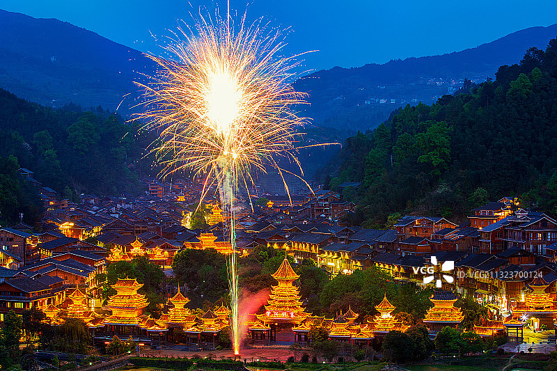 贵州黔东南肇兴侗寨燃放的烟花图片素材