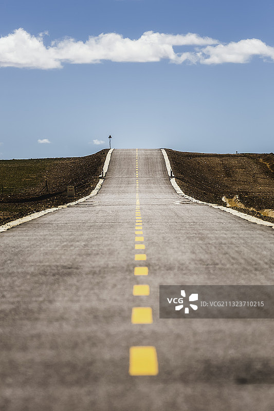 K2463@317，这条路似乎连着天图片素材