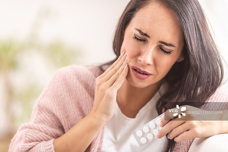 牙痛的漂亮女人图片素材
