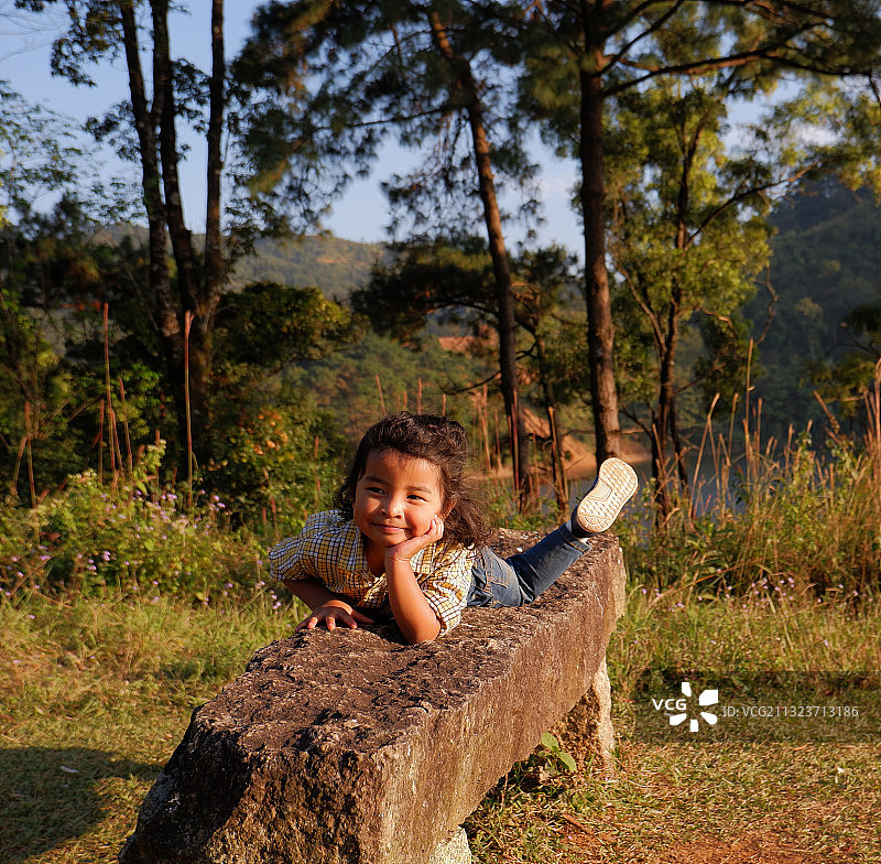 躺在干草堆上微笑的女孩肖像图片素材
