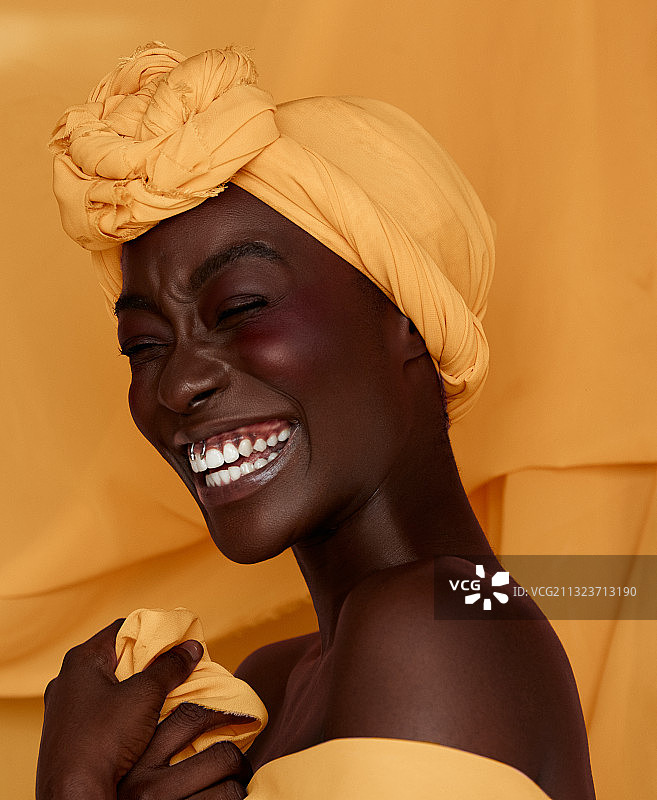 佩戴黄色头巾的年轻黑人女子肖像，尼日利亚拉各斯图片素材