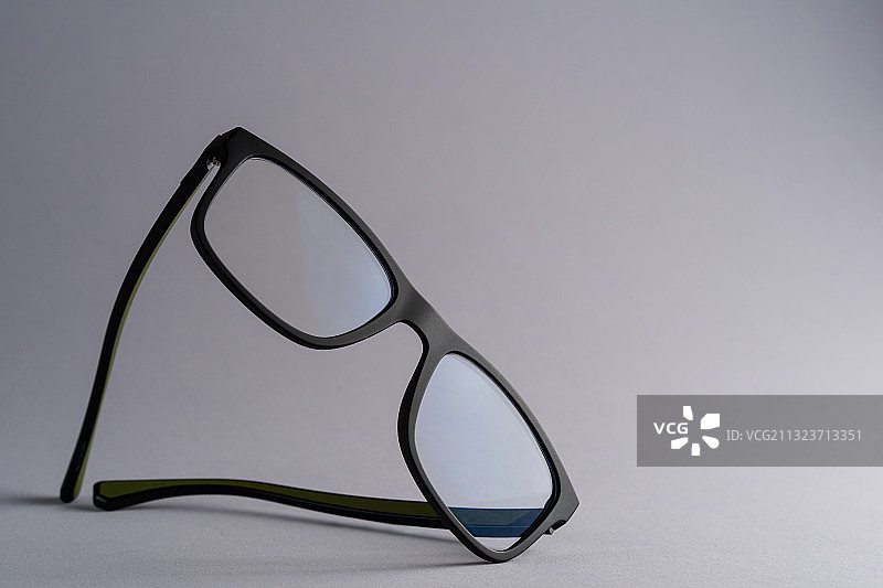 灰色背景上的眼镜特写图片素材