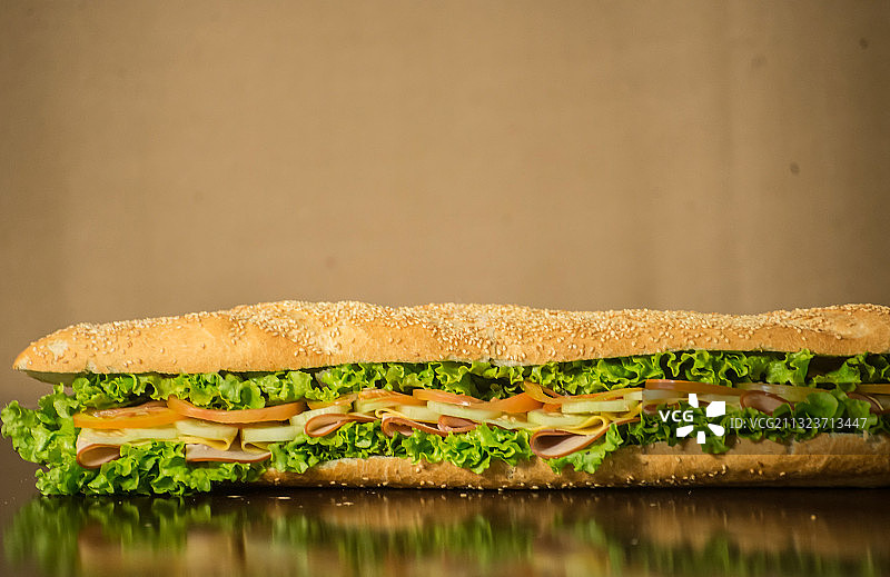 桌子上的三明治特写图片素材