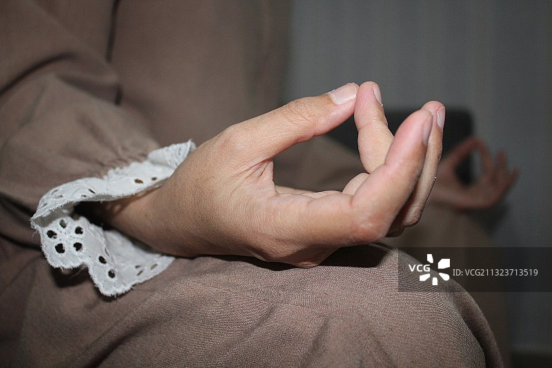 女子在印度尼西亚日惹家中冥想的身体中部照片图片素材