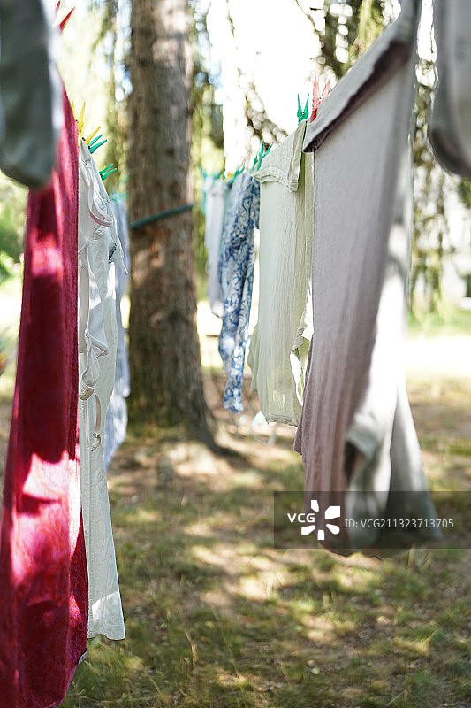 德国德累斯顿晾衣绳上晾晒的衣物特写图片素材