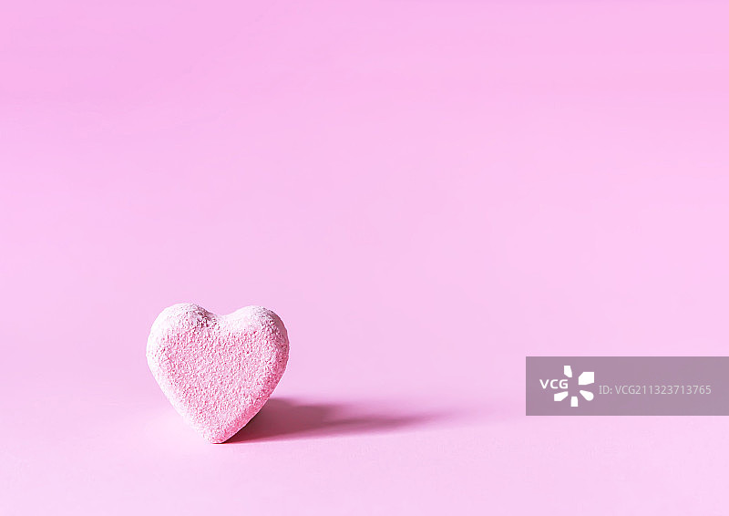 拉脱维亚：粉色背景上的爱心形状特写图片素材