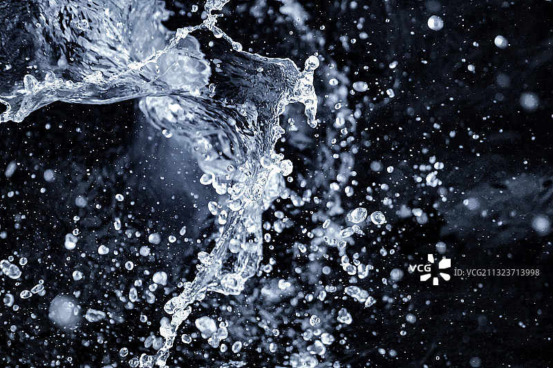 黑色背景下的水花飞溅特写图片素材