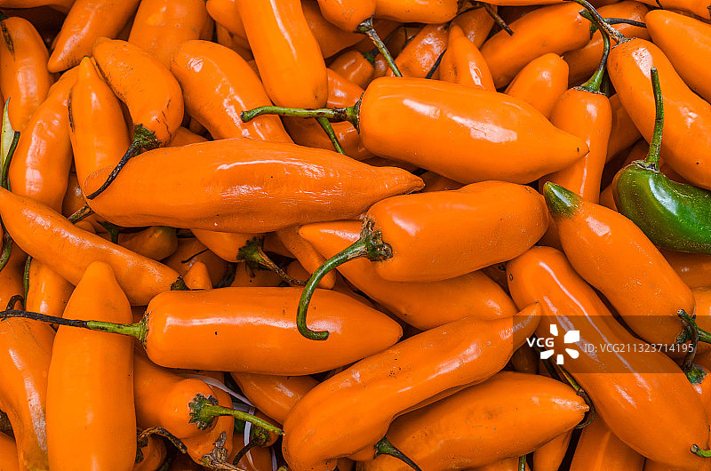 市场摊位上出售的甜椒全画幅照片图片素材
