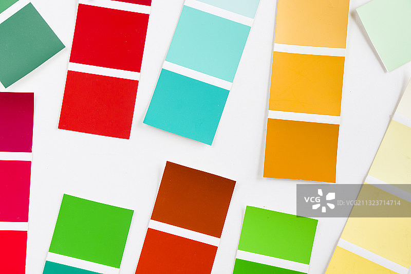 灰色背景上彩色便利贴的高角度视图图片素材