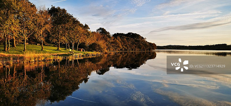 爱尔兰卡文郡日落时分的湖泊天空景色图片素材