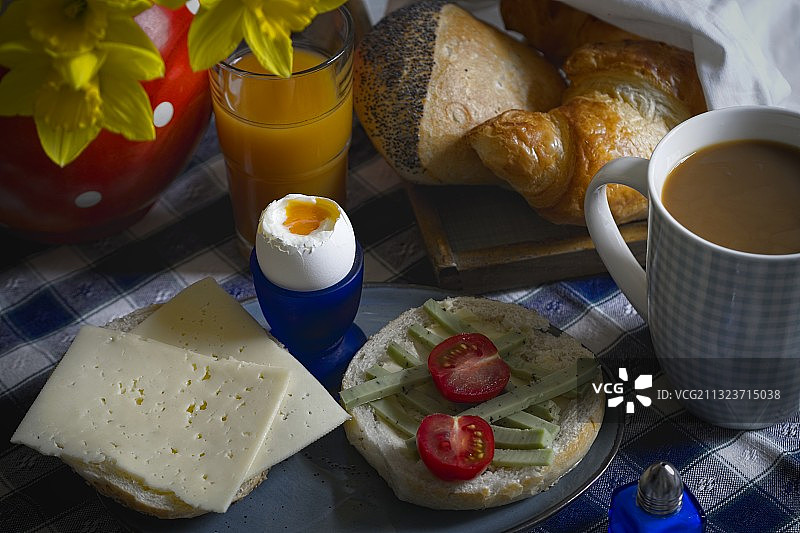 德国，桌子上供应的早餐鸟瞰图图片素材
