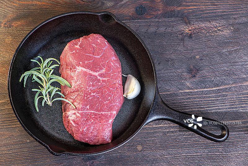 肉和煎锅俯视图图片素材