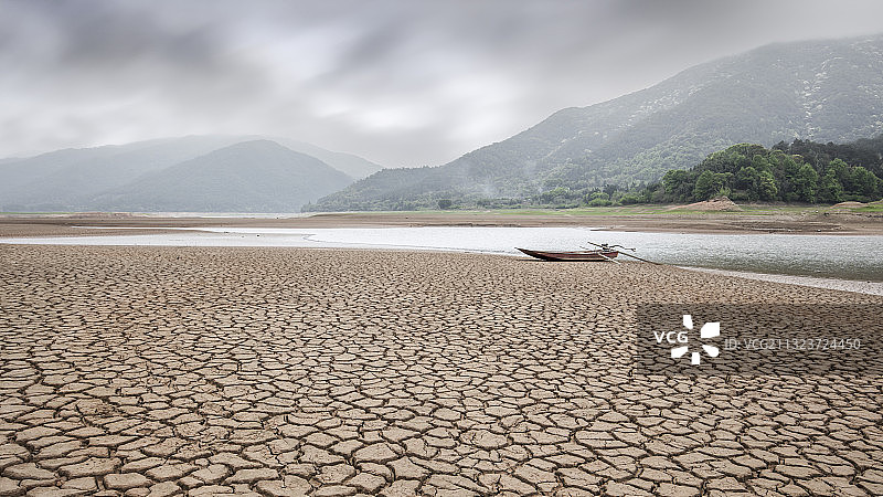 清流九龙湖干涸停泊渔舟图片素材