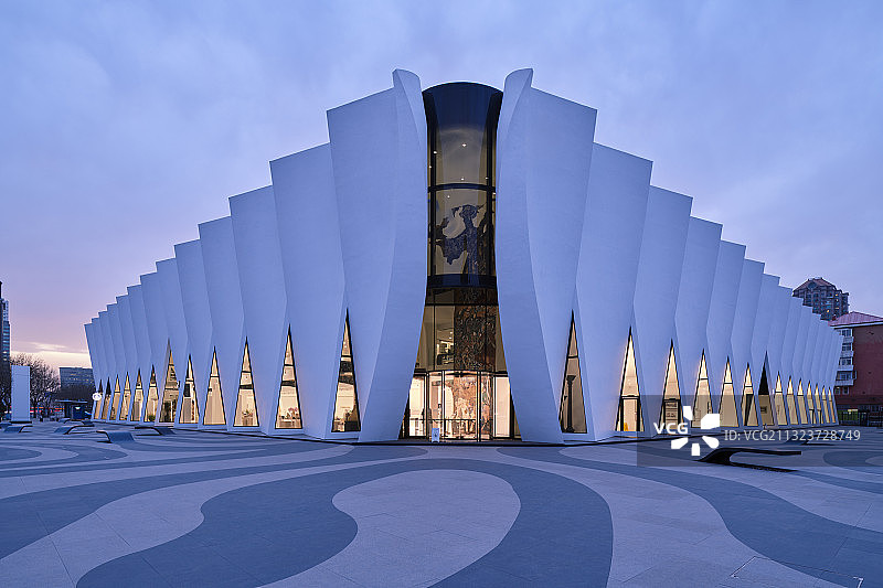 晚霞中的美克洞学馆未来感艺术建筑和广场图片素材