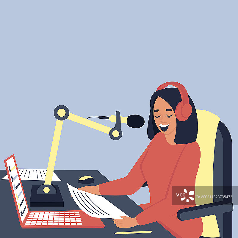 在演播室广播的女电台主持人图片素材