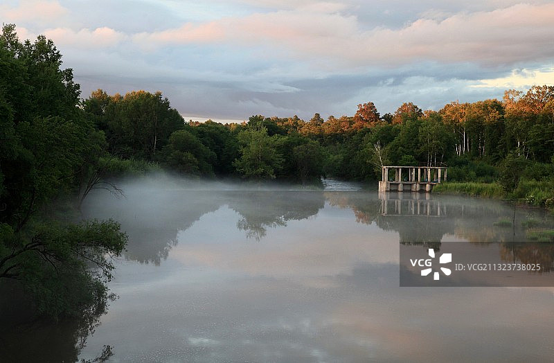 晚霞映照下的二道白河图片素材