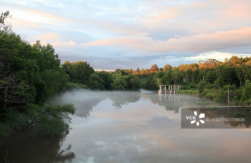 晚霞映照下的二道白河图片素材